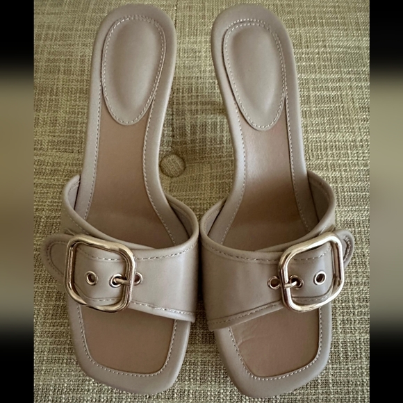 NWT Khaki Kitten Heel Sandals. Womens Size 8. Heel height is 2.3 inches. - Picture 2 of 2
